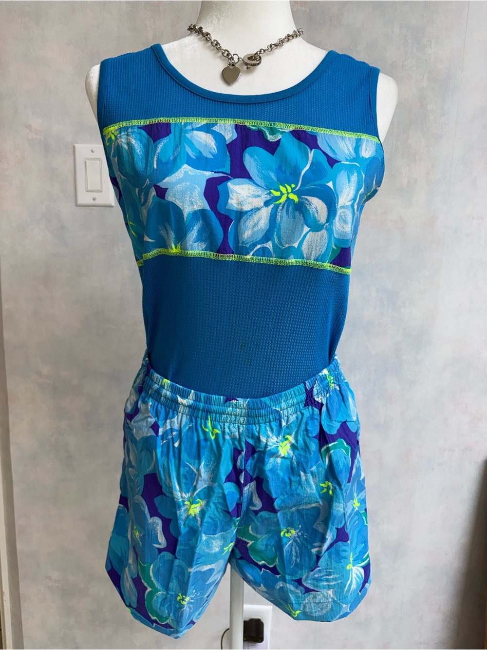 Liz Sport Petite 2 pc Short Set w Matching Top. Like New, Vibrant Blue Colors - Picture 1 of 13